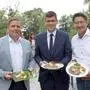 Drei Männer präsentieren Teller mit Grillfleisch und Gemüse-Beilagen |  „Kärntner Fleisch“-Obmann Josef Fradler, Landeshauptmann-Stellvertreter Martin Gruber und Landwirtschaftskammer-Präsident Siegfried Huber (von links)