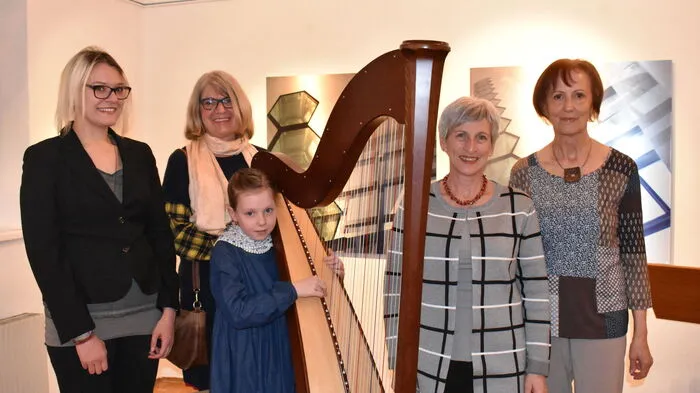 Kuratorin des "kultur-forum-amthof" Helmi Bacher, Künstlerin Irmgard Hummitzsch, Harfe-Spielerin Johanna Klingbacher, Künstlerin Helga Cmelka sowie Galeriemitarbeiterin Siegrun Hornaus (von rechts nach links) waren am Eröffnungstag dabei.