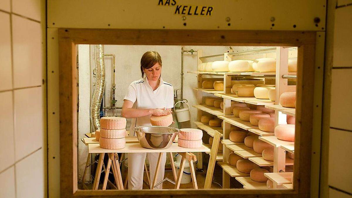 Eva-Maria Nuart beim Waschen der Schnittkäse im Käsekeller