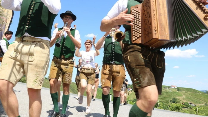 Klicken Sie sich durch die besten Bilder einer kulinarischen Weinberg-Wanderung!