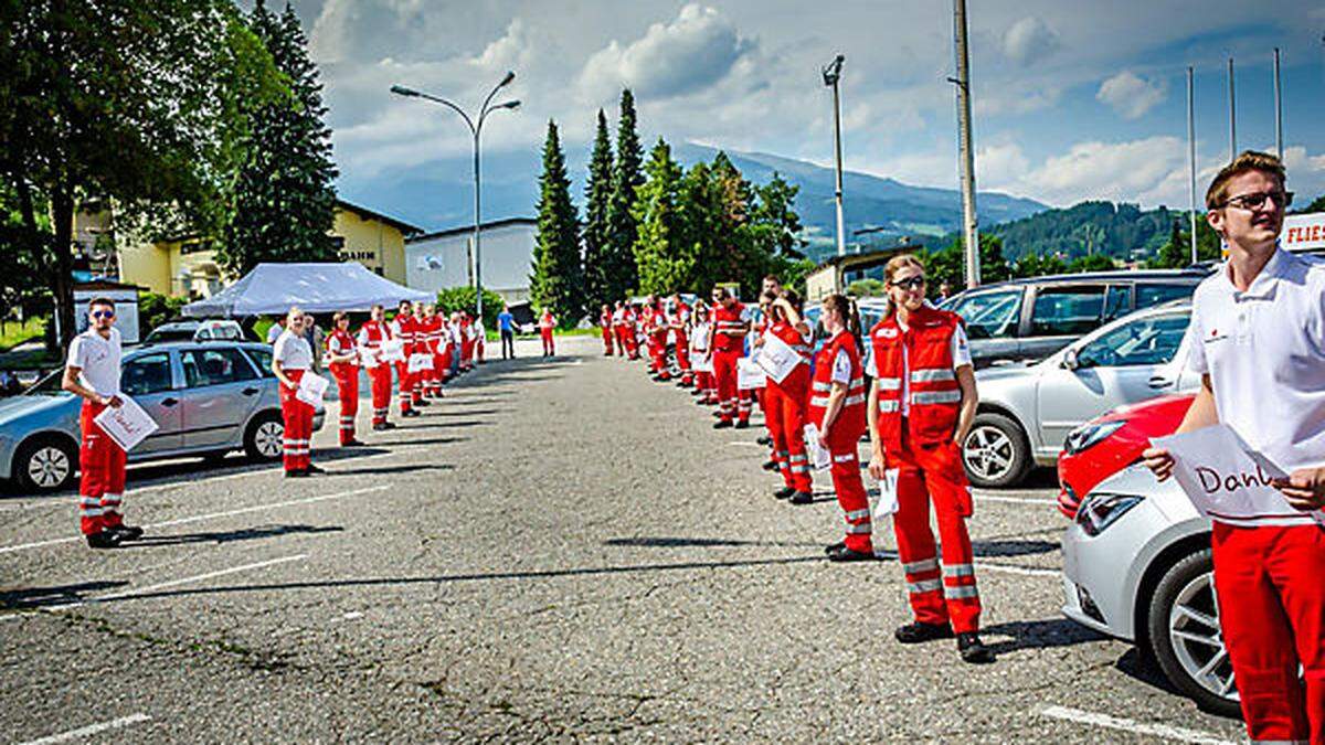 Die Kollegen standen für die langjährigen Rotkreuz-Mitarbeiter Spalier