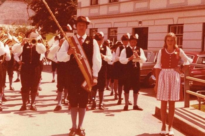 1975 änderte sich der Name dann in "Trachtenkapelle Eberstein"
