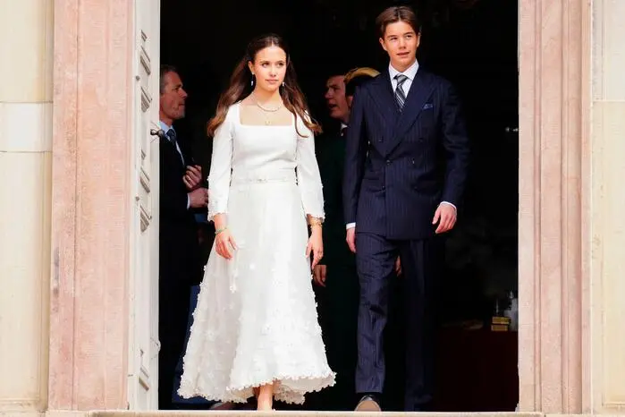 Die beiden Konfirmanden zeigen sich stilvoll: Prinzessin Josephine im weißen Blumenkleid, ihr Bruder Prinz Vincent im blauen Nadelstreifen-Anzug.