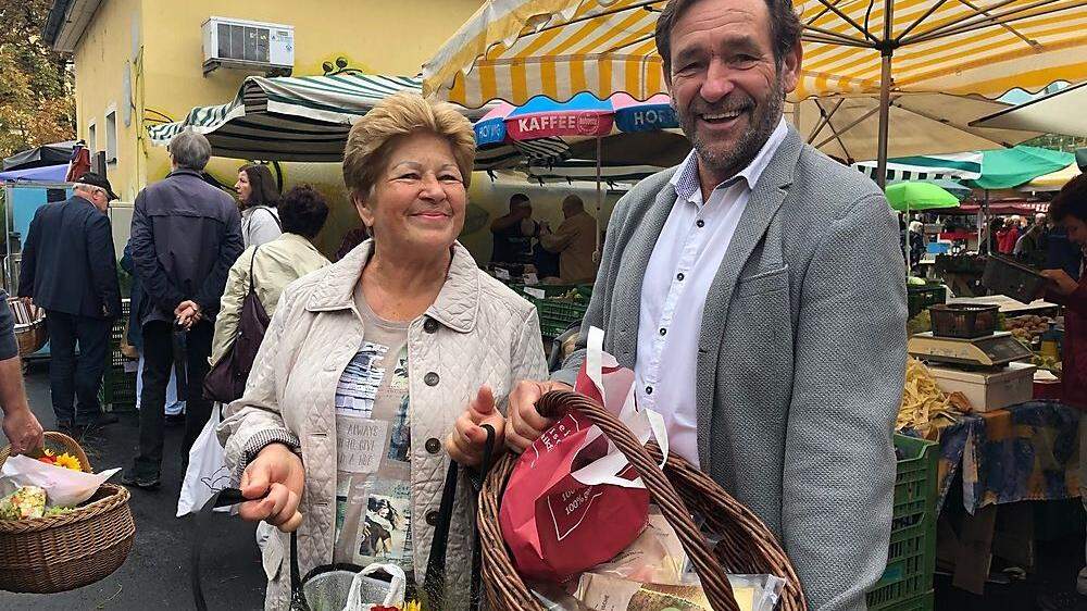 Hermann Rottensteiner und seine Mutter Ilse sind regelmäßige Besucher am Markt - sie fühlen sich am neuen Platz &quot;wohl&quot;