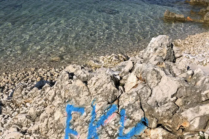 Der Küstenabschnitt des frei zugänglichen Geländes ist jetzt ein FKK-Badestrand, der Rest ein Abenteuerspielplatz für Jugendliche.