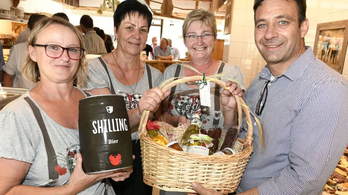 Von links: Die Körberl-Mitarbeiterinnen Bettina Schwager, Annemarie Trojer und Sabine Laikauf mit Gerhard Briggl