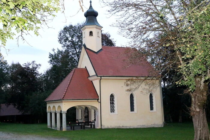Und so war es am Wochenende mit der Stille rund um das romantische Wallfahrtskirchlein Maria Wolschart nahe dem Längsee vorbei, als in der kleinen Kneipe „HUTkultur“ zwei international bekannte Gruppen ihren großen Auftritt hatten: 