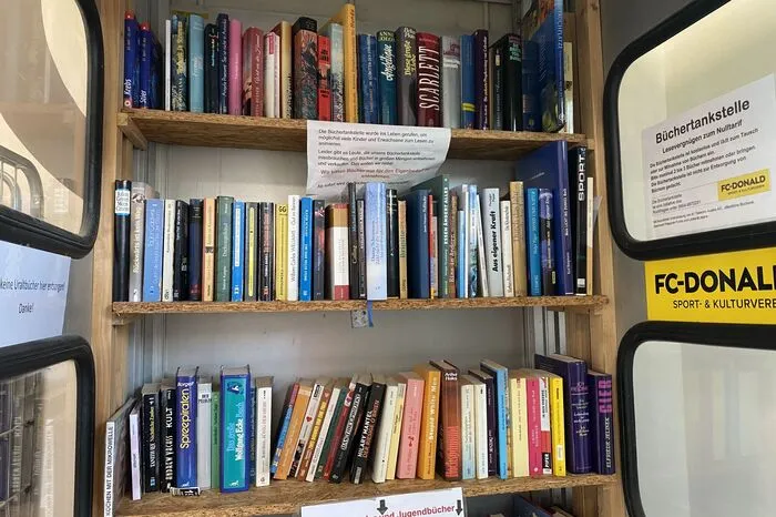 Dort kann man Bücher holen und auch welche ablegen.