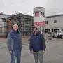 Geschäftsführer Christian Schimik (links) und Abteilungsleiter Dieter Rabensteiner vor dem Wasserwerk, das seit November umgebaut wird