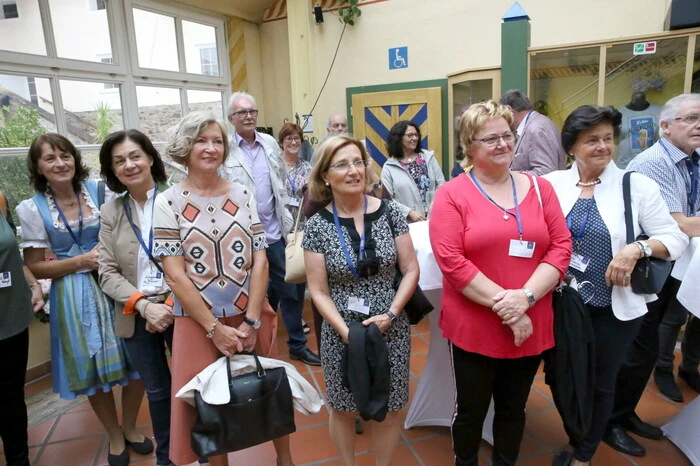 Und aus allen Bundesländern kamen die früheren Oberstufenschüler angereist, um mit ihren ehemaligen Lehrern und Mitschülern in Erinnerungen zu schwelgen. 