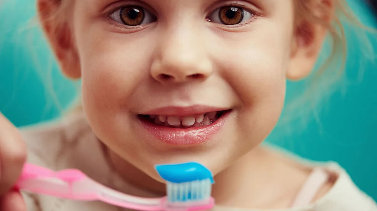 Gesunde Zähne mit intaktem Zahnschmelz - doch jeder dritte Jugendliche leidet bereits an Kreidezähnen