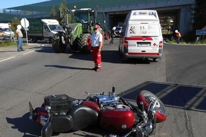 Ein PKW kollidierte am Donnerstag bei der Abfahrt der S6 mit einem Motorrad. Beide Fahrzeuglenker wurden verletzt. Mehr dazu.  