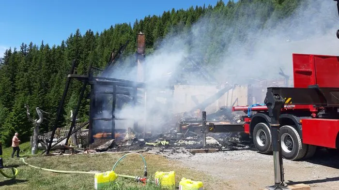 In der Nacht auf Samstag ist im Nebengebäude der Alexanderhütte - der Sennerei - ein Feuer ausgebrochen.