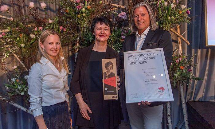 Thomas Holzleitner (The Stylemate) und Redakteurin Susanne Rauschenbach gratulierten Hermine Pack