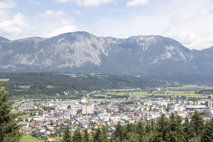 Seit zwölf Jahren steht mit der Hedwig Wechner eine Frau an der Spitze der 14.000-Einwohner-Stadt - die erste Frau überhaupt im Bezirk Kufstein. Bei der letzten Wahl 2016 erreichte sie fast 40 Prozent. Doch diesmal sieht sich die SPÖ-Politikerin, die auf der „Liste Hedwig Wechner“ kandidiert, sechs anderen Bürgermeisterkandidaten gegenüber. Darunter auch von der MFG, den Grünen und den Neos, die auf ein „Wunder für Wörgl“ hoffen.