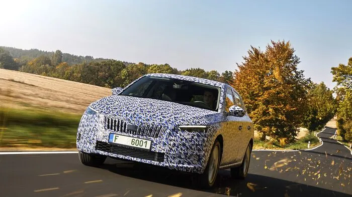 Nur zur ersten Einordnung: Skoda kommt im Frühjahr 2019 mit dem Rapid-Nachfolger Scala. Der Rapid wird auf bestimmten Märkten (z. B. China) weiterleben, aber die Zukunft gehört dem Scala.
