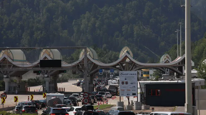 Schon um 3.00 Uhr gab es erste Warteschlangen vor dem Karawankentunnel auf der Karawankenautobahn (A11), berichtete der Verkehrsclub ÖAMTC.