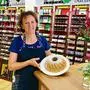 Astrid Radl bietet in ihrer "Gourmet Garage" nicht nur selbst gebackene Kuchen an