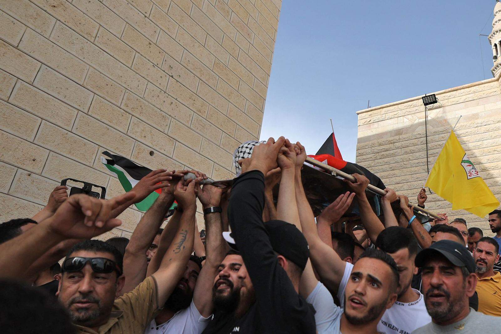 Ein junger Palästinenser wird zu Grabe getragen