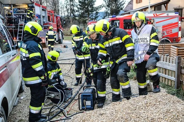 Die Feuerwehr musste mehrere Varianten zur Befreiung der Landwirtin anwenden.