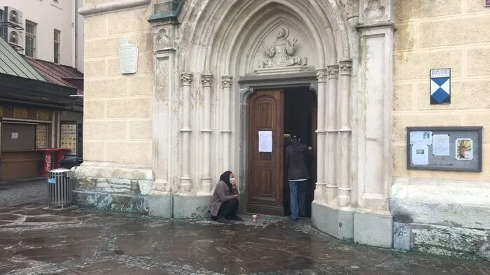 Während es rundum noch ruhig ist, kommen Sonntagvormittag die ersten Gottesdienstbesucher in die Grazer Franziskanerkirche. Es ist das erste Mal seit Mitte März, Beginn des Corona-Lockdowns.