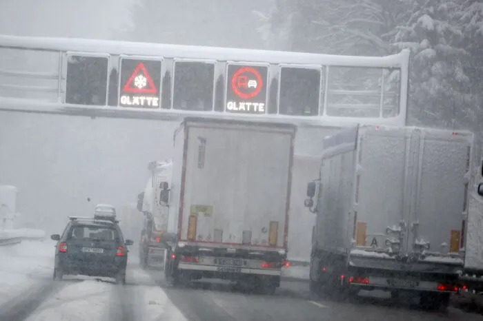 Auf der A8 staut es sich wegen der Schneefahrbahn kilometerweit.