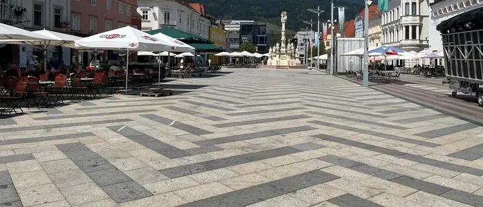 Der Leobener Hauptplatz präsentiert sich in der extremen Mittagshitze wie leergefegt
