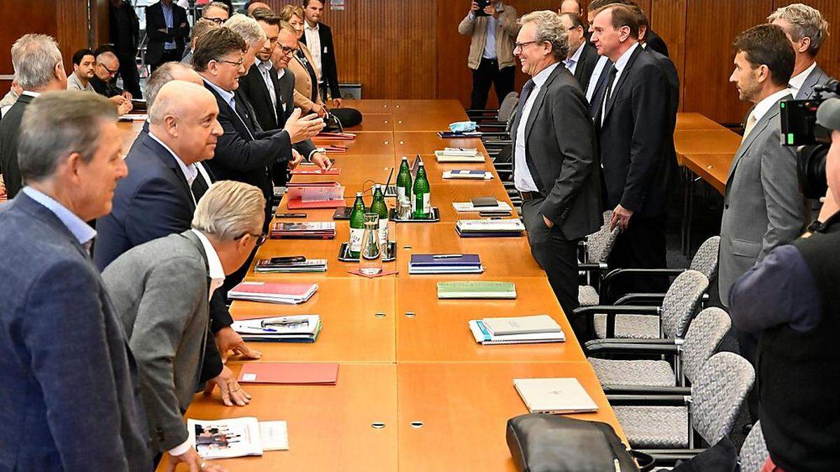 Da wurde noch gelächelt: Start der Verhandlungen im September