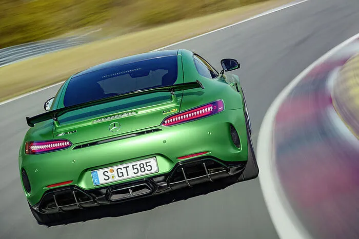 Eine besondere Ingenieursleistung ist das neue, aktive Aerodynamik-Profil, das sich fast unsichtbar im Unterboden vor dem Motor verbirgt. Dieses nur rund zwei Kilogramm leichte Carbon-Element fährt bei einer Geschwindigkeit von 80 km/h im Race-Modus automatisch circa 40 Millimeter nach unten aus und verändert den Luftstrom deutlich. Dadurch wird der sogenannte Venturi-Effekt erzeugt, der den Wagen zusätzlich an die Fahrbahn saugt.