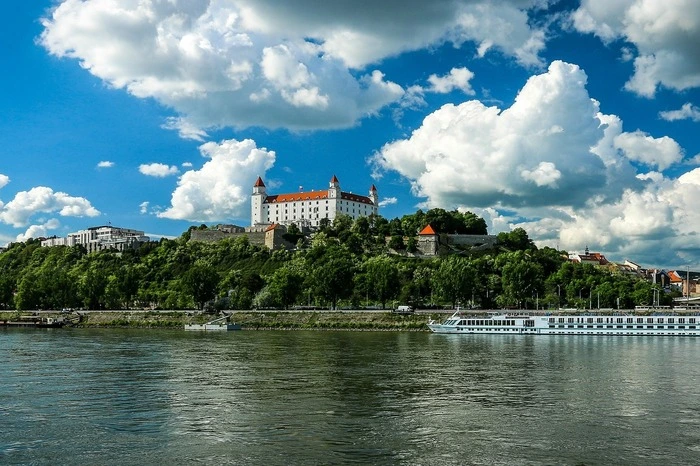 Die Stadt schafft es innerhalb eines Jahres, ihre Gesamtwertung im Ranking um fast drei Punkte zu verbessern. Vor allem in den Bereichen Shopping, Sightseeing und Kultur legt die Hauptstadt der Slowakei um einiges zu und punktet "mit einer soliden Gesamtleistung".