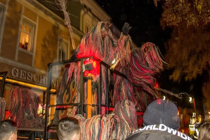 Kurz nach Einbruch der Dunkelheit war es dann so weit: Der Nikolo und seine Krampusse fuhren auf ihren Wägen vor.