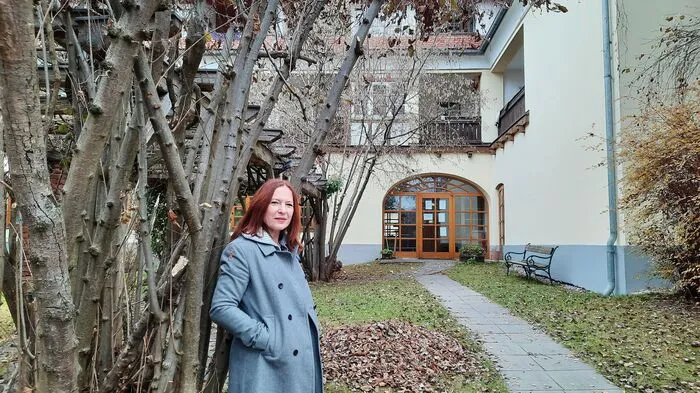 Michaela Lubi, Flüchtlingsbetreuerin und Teamkoordinatorin in der Oststeiermark im Garten des Flüchtlingsquartiers Passail.