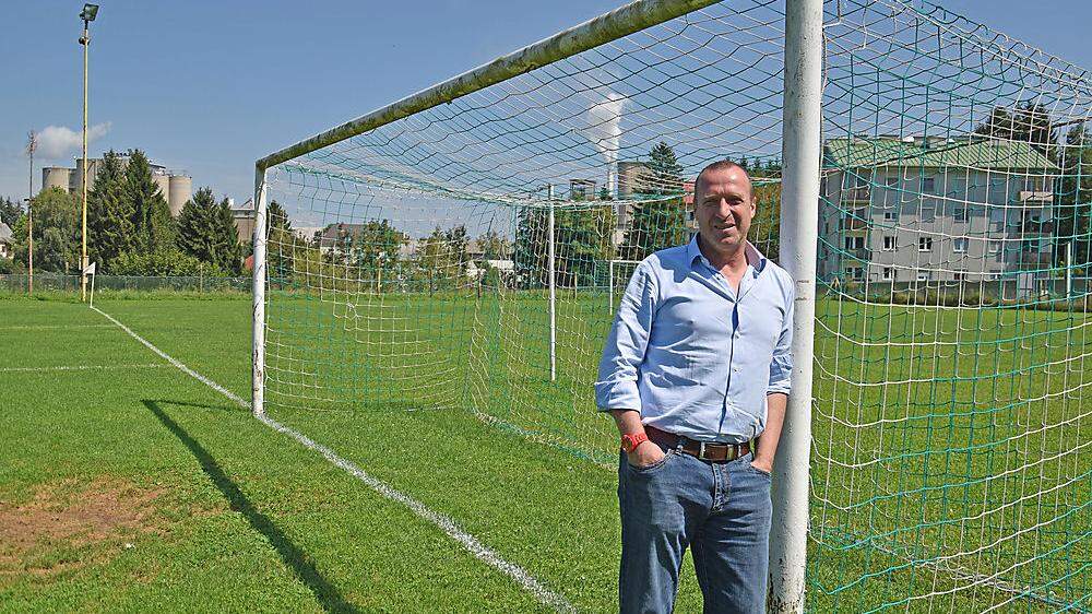 ÖFB-Nachwuchsteamchef Rupert Marko auf Spurensuche am Sportplatz in Retznei