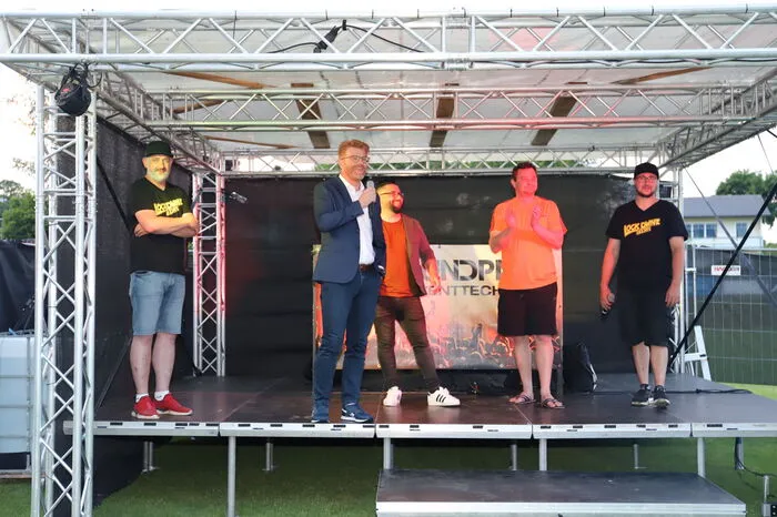 Bürgermeister Harald Bergmann bedankte sich beim Organisationsteam, das binnen weniger Tage das Public Viewing auf die Beine gestellt hatte