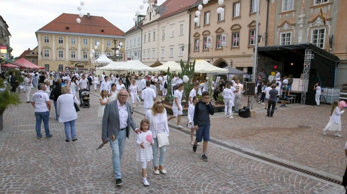 Ob es die Parallelveranstaltungen „Fete Blanche“ in Velden oder das „See in Flammen“-Feuerwerk am Klopeiner See waren: Deutlich weniger Einkaufslustige waren am Freitagabend in die St. Veiter Innenstadt gepilgert, um bei der „Nacht in Weiß“ dabei zu sein. 