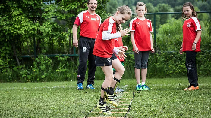 Laura Lausegger beim Aufwärmen. Trainer Gerhard Markun (links) hat eine Koordinationsleiter aufgelegt