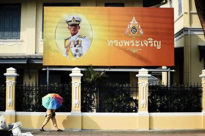 Wenn der Pomp vorüber ist, wird Rama X. - so der offizielle Name - alle Würden eines Thai-Monarchen haben. Künftig darf er unter einem neunstufigen Schirm sitzen, was dort noch wichtiger ist als die Krone. Zudem darf er sich Devajara nennen, göttlicher Herrscher.