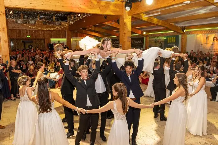 Mit viel Kreativität und Liebe zum Detail verwandelten die Schülerinnen und Schüler die Burg Spielberg in einen stimmungsvollen Westernsaloon.