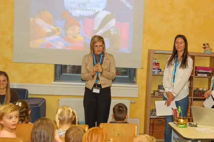Unter dem Motto „Lernen mit Kopf, Herz und Hand“ gewährten Julia Pfeifer als Schulleitung der Primaria, Marianne Gande als Schulleitung der Sekundaria und ihr engagiertes Team Einblicke in das besondere pädagogische Konzept der Schule.