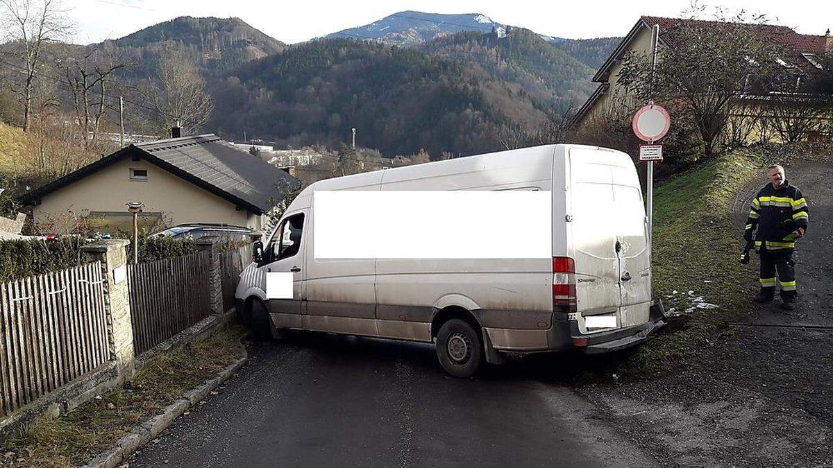 Das Fahrzeug musste von der Feuerwehr befreit werden