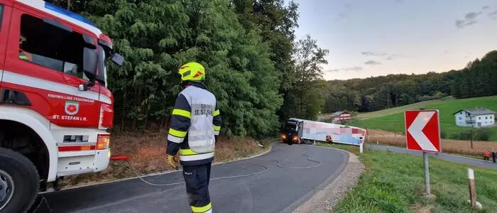 Der Lkw-Lenker kam in einer steilen Kurve der L 246 von der Straße ab und blieb hängen