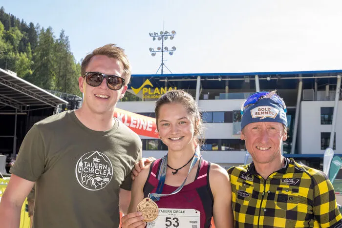Veranstalter Thomas Steiner mit der Siegerin der Damen, Lisa Rettensteiner und Christian Hoffmann