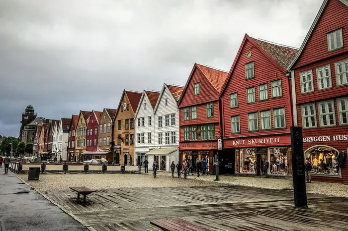 Bergen, Norwegen. Eine Großstadt mit Kleinstadt-Charme: Bergen ist Norwegens zweitgrößte Stadt und hat viel zu bieten. Eine Vielzahl an Kunstgalerien, Museen und weiteren Sehenswürdigkeiten zieren die Stadt zwischen sieben hohen Bergen.Bergens Altstadt ist geprägt von ihrer Hafenfront und den bunten Holzhäusern, die in gewisser Hinsicht an Spielzeug-Häuschen erinnern. Sie sind für die Norweger so bedeutend, dass sie als UNESCO-Welterbe anerkannt wurden! Von einer Aussichtsplattform, die man ganz leicht mit einer Stadtseilbahn erreichen kann, lässt sich die Stadt an dem paradiesischen Fjord überblicken.