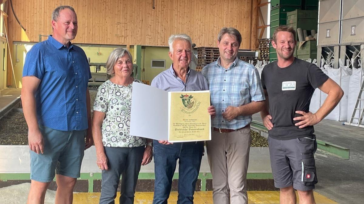 Christine und Anton Liebmann (2. und 3. v.l.) erhielten für ihre langjährigen Verdienste eine Ehrenurkunde des Steirischen Bauernbundes, überreicht wurde diese von Landtagsabgeordnetem Gerald Holler (4. v.l.)