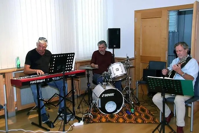 Für die musikalische Umrahmung sorgte das Peter Erregger Trio. Die Ausstellung ist bis 30. September während der Büroöffnungszeiten im Rathaus Voitsberg zu besichtigen.