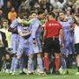 In Valencia herrschte nach dem Schlusspfiff reges Treiben um Schiedsrichter Jesus Gil Manzano