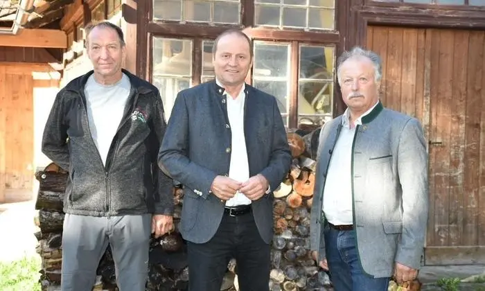 Josef Geisler mit den Almverantwortlichen Robert Hueber von der Spisser Schafberg Alm (links) und Alfons Falch (rechts) von der Verwall Alm. 