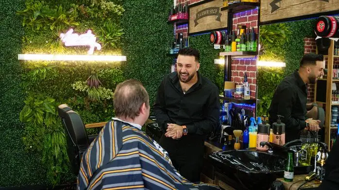 Güngörs Laden ist anderen Barbershops bis zur Backstein-Optik zum Verwechseln ähnlich
