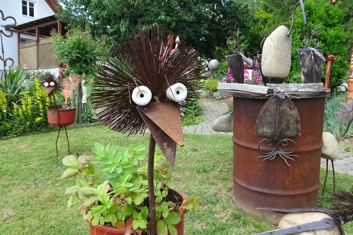 ... und kunstvoll aus Metall gestaltete Vögel ...