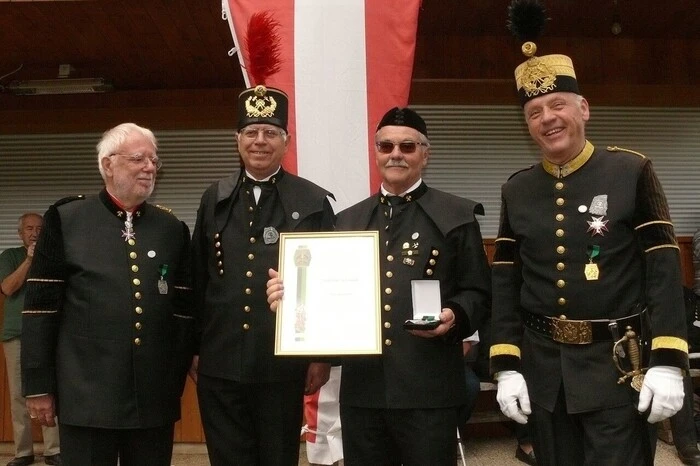 Eine Ehrung gab es für den Obmann des Knappenvereines Otto Schinnerl. Er bekam das Verdienstkreuz am schwarz-grünen Bande überreicht. Eine Ehrung in Würdigung der Verdienste um die Pflege und Erhaltung der bergmännischen Tradition.